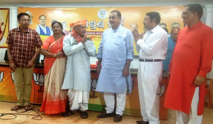 Bisforana:ବିଜେଡି-ପରିତ୍ୟାଗ-କରି-ବିଜେପିରେ-ସାମିଲ-ହେଲେ-ପୂର୍ବତନ-ସାଂସଦ-ଓ-ବିଧାୟକ-ଧନେଶ୍ୱର-ମାଝୀ