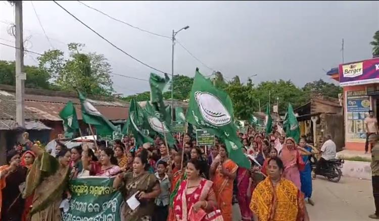 Bisforana:Biju-Mahila-Janata-Dal-against-the-inauguration-of-the-incomplete-mega-pipe-water-supply-project-in-Mahanga-peaceful-protest