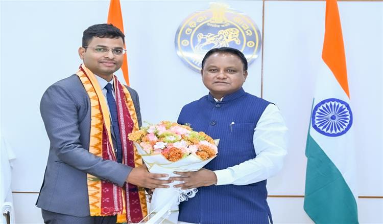 Bisforana:Chief-Minister-felicitates-Bubun-Sahu-who-secured-first-rank-in-Odisha-Civil-Services-Examination