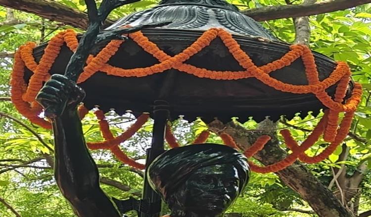 Bisforana:Offering-garlands-to-the-statue-of-Lord-Birsa-Munda-on-his-death-anniversary