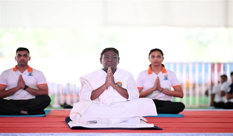 Bisforana:President-participates-in-mass-yoga-performance-on-the-occasion-of-International-Yoga-Day