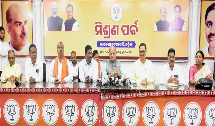 Bisforana:Sarpanchs-committee-members-public-representatives-leaders-and-workers-of-Kakatpur-Rayagada-Begunia-assembly-constituencies-joined-BJP