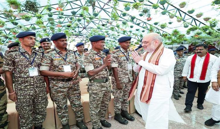Bisforana:Union-Home-Minister-Amit-Shah-interacts-with-security-personnel