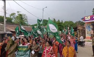 Bisforana:Biju-Mahila-Janata-Dal-against-the-inauguration-of-the-incomplete-mega-pipe-water-supply-project-in-Mahanga-peaceful-protest