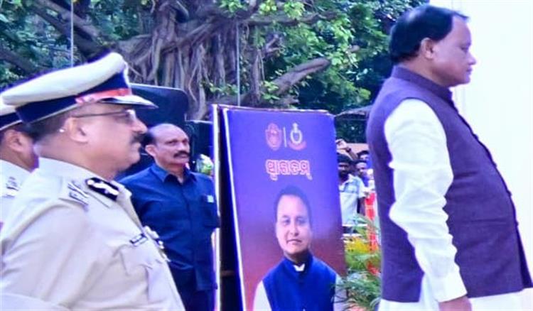 Bisforana:Chief-Minister-donates-425-two-wheelers-to-Commissionerate-Police