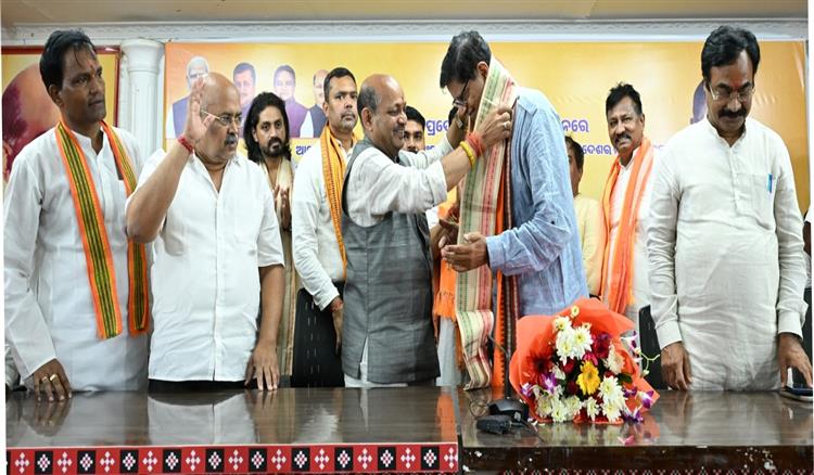 Bisforana:National-Vice-President-welcomed-and-felicitated-at-the-state-office-BJP-has-formed-the-government-in-Assam-for-the-third-time-due-to-the-success-of-the-double-engine-government-Baijayant-Panda