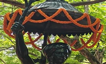 Bisforana:Offering-garlands-to-the-statue-of-Lord-Birsa-Munda-on-his-death-anniversary