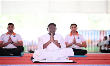 Bisforana:President-participates-in-mass-yoga-performance-on-the-occasion-of-International-Yoga-Day