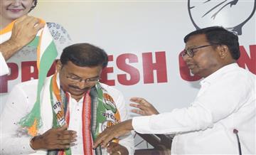 Bisforana:Senior-journalist-Arvind-Das-joins-Congress