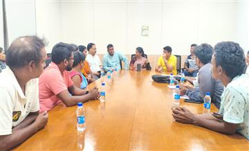 Bisforana:Tribal-residents-of-Chunkuli-village-meet-Bhubaneswar-Metropolitan-Corporation-Mayor